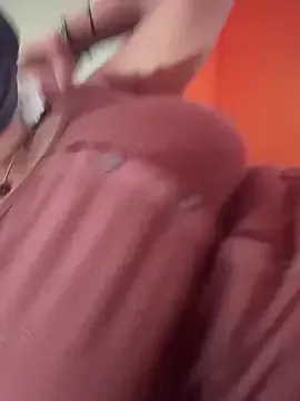 roouse – webcam model profile photo Image 2