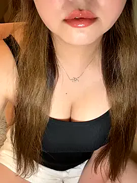 zui_lu – webcam model profile photo Image 10