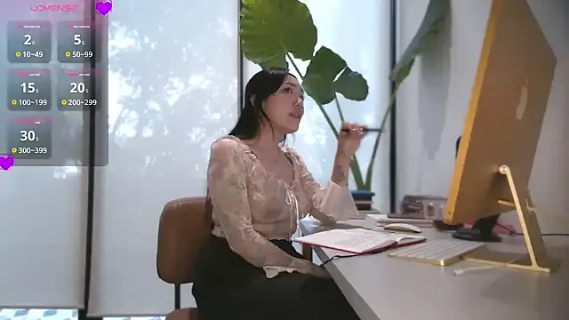 zui_lu – webcam model profile photo Image 5