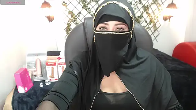 Elie – webcam model profile photo Image 12