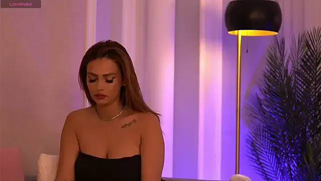 zui_lu – webcam model profile photo Image 2