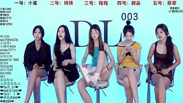 RollDolls – webcam model profile photo Image 11